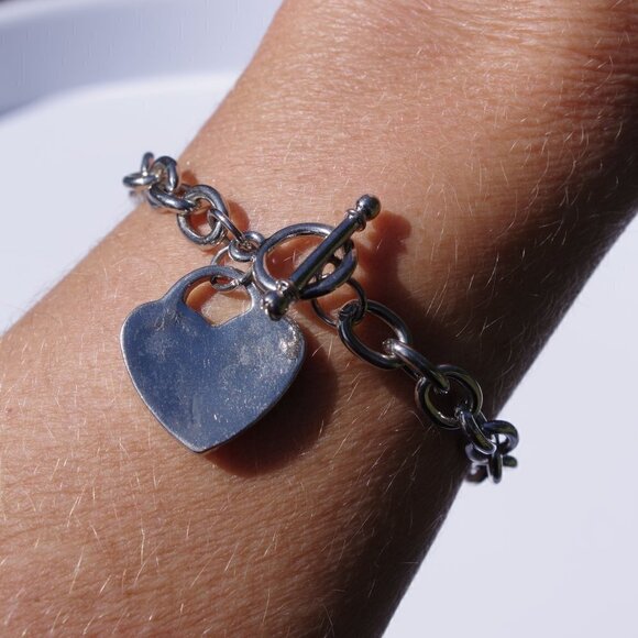 Women`s silver tone heart charm toggle bracelet - Picture 3 of 5
